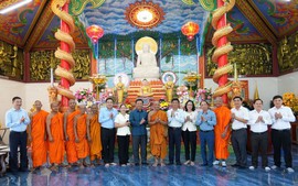 Chủ tịch Hội đồng Dân tộc Quốc hội thăm, chúc mừng đồng bào Khơ me nhân Tết Chôl Chnăm Thmây