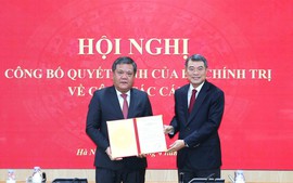 Đồng chí Lê Minh Hưng trao Quyết định của Bộ Chính trị chuẩn y đồng chí Trần Phong giữ chức Bí thư Tỉnh uỷ Khánh Hoà