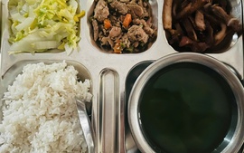 Tổng lực kiểm tra 'điểm nóng’ bếp ăn tập thể, thức ăn đường phố