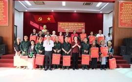 Phó Thủ tướng Phạm Thị Thanh Trà thăm, tặng quà gia đình chính sách, công nhân và hộ nghèo tại Lào Cai