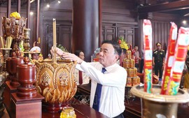 Thường trực Ban Bí thư dâng hương, tưởng niệm các anh hùng, liệt sĩ tại tỉnh Điện Biên