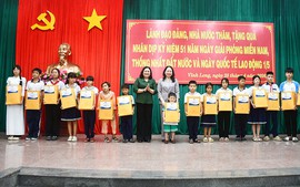 Phó Chủ tịch nước Võ Thị Ánh Xuân thăm, tặng quà gia đình chính sách và người lao động tại Vĩnh Long