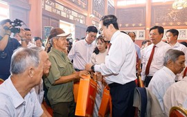 Chủ tịch Quốc hội dâng hương tưởng niệm anh hùng liệt sĩ, trao quà cho người có công tại An Giang