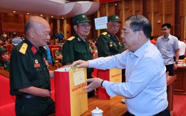 Phó Thủ tướng Thường trực Phạm Gia Túc thăm, tặng quà người có công, công nhân, người lao động tỉnh Quảng Ninh