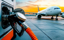 CHÍNH SÁCH NĂNG LƯỢNG: Các nước và hãng hàng không tích cực ứng phó "bão giá" nhiên liệu