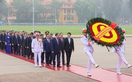 Đại biểu Quốc hội khóa XVI vào Lăng viếng Chủ tịch Hồ Chí Minh trước giờ khai mạc kỳ họp thứ nhất