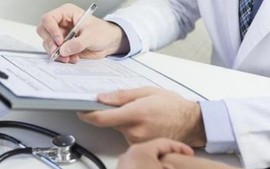 Chế độ BHXH đối với bố mẹ khi chăm sóc con ốm