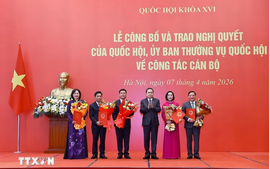 Chủ tịch Quốc hội Trần Thanh Mẫn trao quyết định cho các Phó Chủ tịch Quốc hội khóa XVI