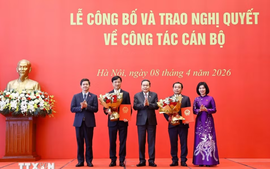 Chủ tịch Quốc hội Trần Thanh Mẫn trao Nghị quyết phê chuẩn Trưởng Đoàn đại biểu Quốc hội