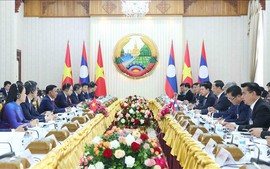 Thường trực Ban Bí thư Trần Cẩm Tú hội kiến Thủ tướng Lào Sonexay Siphandone