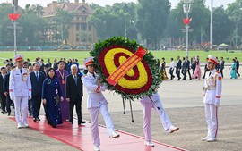 Đoàn đại biểu dự Đại hội đại biểu toàn quốc MTTQ Việt Nam vào lăng viếng Chủ tịch Hồ Chí Minh
