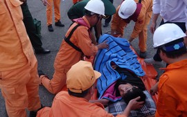 Xuyên đêm cứu nạn khẩn cấp ngư dân Quảng Ngãi bị tai biến trên ngư trường