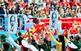 ÁNH SÁNG HỒ CHÍ MINH SOI ĐƯỜNG CHO CHÚNG TA ĐI