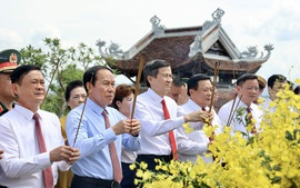 Phó Thủ tướng Lê Tiến Châu tham gia đoàn đại biểu dâng hương, dâng hoa tưởng nhớ Chủ tịch Hồ Chí Minh