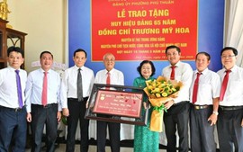 Bí thư Thành ủy TPHCM trao Huy hiệu 65 năm tuổi Đảng cho nguyên Phó Chủ tịch nước Trương Mỹ Hoa