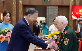 Tổng Bí thư, Chủ tịch nước dự Lễ trao tặng Huy hiệu Đảng cho đảng viên lão thành của Đảng bộ Hà Nội