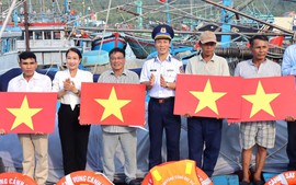 Vùng Cảnh sát biển 2 tích cực đồng hành, hỗ trợ ngư dân miền Trung
