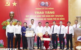 Thường trực Ban Bí thư dự Lễ trao tặng Huy hiệu 80 năm tuổi Đảng tại Đà Nẵng