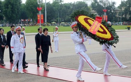 Thủ tướng Nhật Bản đặt vòng hoa viếng Chủ tịch Hồ Chí Minh và Đài tưởng niệm các Anh hùng liệt sĩ