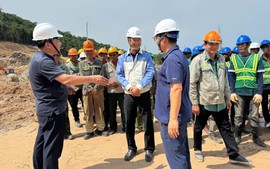 Ngành điện sát cánh cùng người lao động trên các công trường thi công xuyên lễ 30/4-1/5