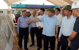 Phó Thủ tướng Thường trực Chính phủ Phạm Gia Túc kiểm tra dự án sân bay Gia Bình, tuyến đường Vành đai 4 - Vùng Thủ đô