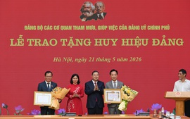 Phó Thủ tướng Thường trực Phạm Gia Túc trao Huy hiệu Đảng cho đảng viên Đảng bộ Chính phủ