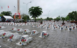Lấy mẫu sinh phẩm tại nghĩa trang Giồng Riềng (An Giang), mở cơ hội xác định danh tính liệt sĩ
