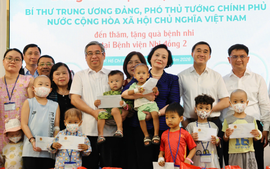 Phó Thủ tướng Phạm Thị Thanh Trà thăm bệnh nhi ung thư tại Bệnh viện Nhi đồng 2