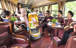 Đường sắt thử nghiệm robot công nghệ Al phục vụ đón khách trên tàu