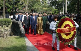 Tổng Bí thư, Chủ tịch nước Tô Lâm dâng hoa tại Tượng đài Chủ tịch Hồ Chí Minh ở Philippines