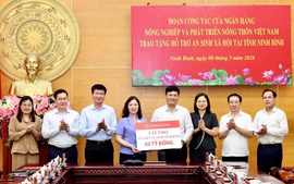 Agribank đồng hành trao 5 tỷ đồng cho y tế và an sinh xã hội