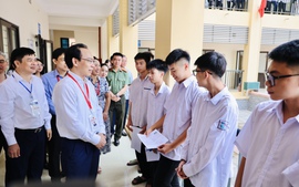 Kiểm tra trước giờ làm bài thi đầu tiên, Bộ trưởng GD&ĐT đánh giá công tác chuẩn bị