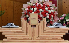 Ra mắt cuốn sách "Xây dựng Chính phủ liêm chính, kiến tạo trong kỷ nguyên mới" của nguyên Phó Thủ tướng Thường trực Nguyễn Hòa Bình