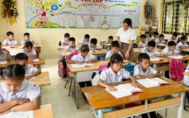 Chuyển trường giữa hai vùng khó khăn vẫn được hỗ trợ chi phí học tập