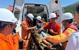 Xuyên đêm cứu nạn thành công ngư dân bị bệnh trên biển Đông