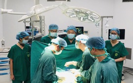 Ca mổ cấp cứu đầu tiên xuyên đêm tại Bệnh viện Bạch Mai cơ sở Ninh Bình cứu người bệnh có nguy cơ liệt 2 chân