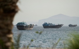 Oman và Iran lần đầu họp về quản lý eo biển Hormuz