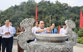 Phó Thủ tướng Lê Tiến Châu dâng hương tưởng nhớ Chủ tịch Hồ Chí Minh