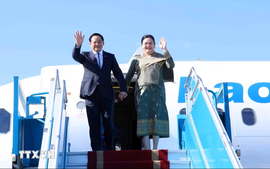 Thủ tướng Lào đến Hà Nội, bắt đầu thăm chính thức Việt Nam và dự AFF 2026