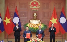 Việt Nam và Lào trao nhiều văn kiện hợp tác quan trọng