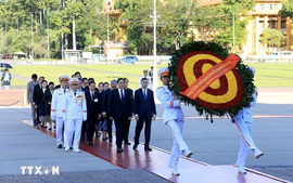 Thủ tướng Lào tưởng niệm các anh hùng liệt sĩ và vào Lăng viếng Chủ tịch Hồ Chí Minh