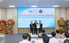 Trao chứng nhận cho trường công lập đầu tiên của Việt Nam đạt QS Stars 5 sao