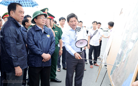 Phó Thủ tướng Hồ Quốc Dũng khảo sát tình hình sạt lở tại khu vực Gành Hào, Cà Mau