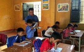 Giáo viên hợp đồng có được hưởng phụ cấp khu vực?