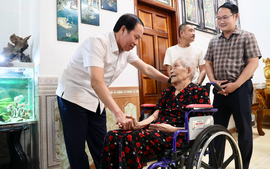 Phó Thủ tướng Lê Tiến Châu thăm, tặng quà người có công với cách mạng