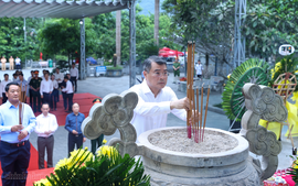 Thủ tướng Lê Minh Hưng dâng hương tại Nghĩa trang liệt sĩ quốc gia Vị Xuyên (Tuyên Quang)