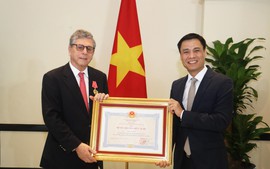 Trao Huân chương Hữu nghị tặng Đại sứ Brazil tại Việt Nam