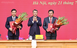 Thủ tướng trao quyết định giao Quyền Bộ trưởng Bộ Nội vụ và bổ nhiệm Thứ trưởng Thường trực Bộ Dân tộc và Tôn giáo