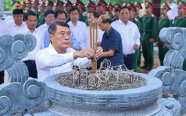 Thủ tướng Lê Minh Hưng tưởng niệm Chủ tịch Hồ Chí Minh, Đại tướng Võ Nguyên Giáp và các Anh hùng liệt sĩ tại Điện Biên Phủ