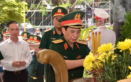 Đại tướng Phan Văn Giang dâng hương tưởng niệm các Anh hùng liệt sĩ tại Công viên Lê Thị Riêng